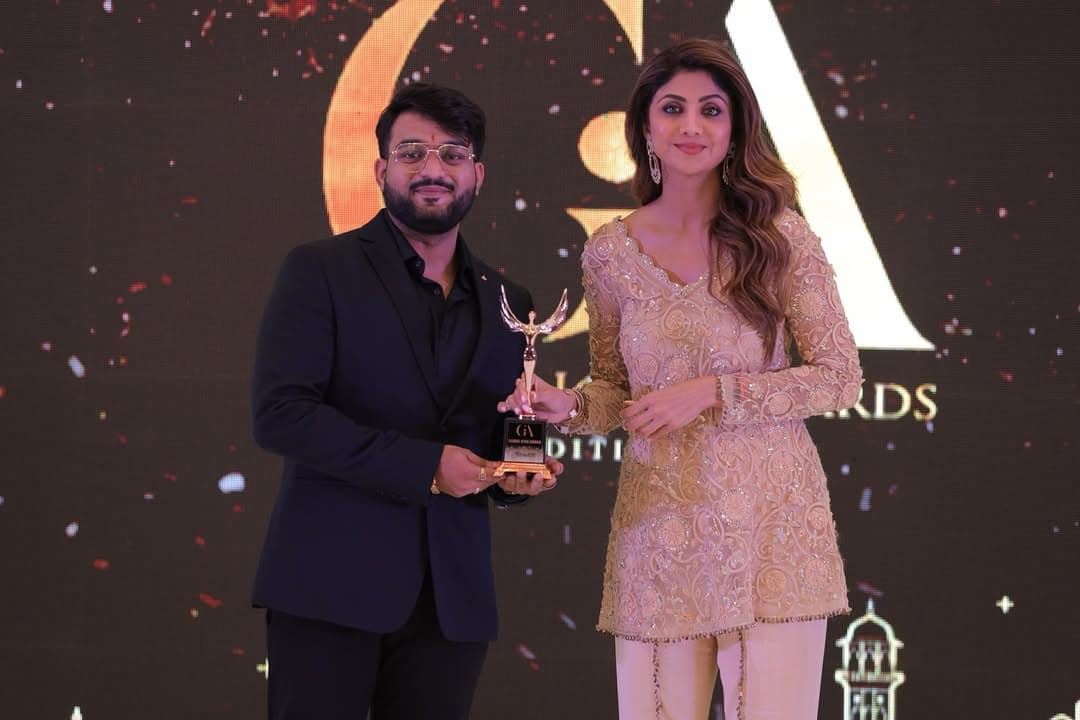Best SMC Trading Academy Award presented by Shilpa Shetty